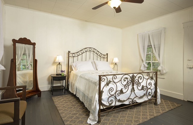 1887 West Virginia Farm House-Strawberry Farm B&B