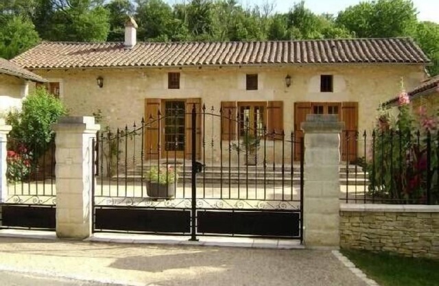 18th century farmhouse, fully renovated, well-equipped, pets welcome.
