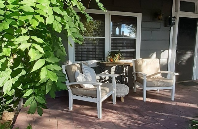 1904 Benalla central: Ideal for couples, singles, & pets.