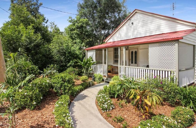 1910 Retro Styled, Pet Friendly, Traditional Queenslander Home