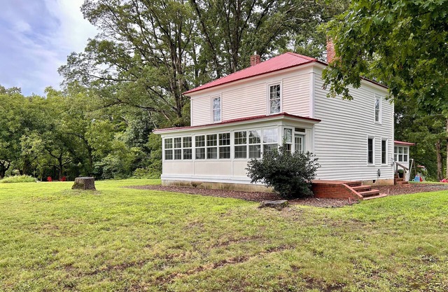 1920s farmhouse with a water view, and 6 miles to downtown Clarksville.