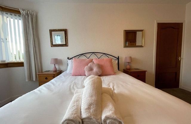 1930s 3Bed House in Quiet Village w/Mature Garden
