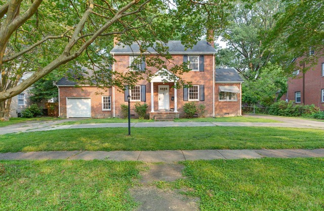 1940’s Charming Colonial Home close to James River