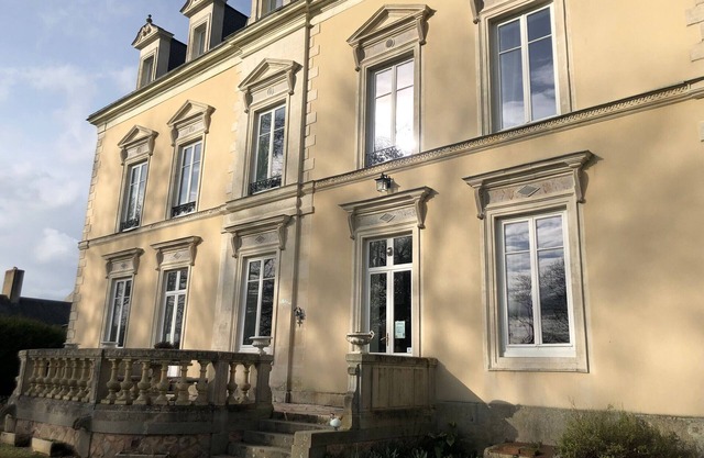 19th Century Chateau with Spacious Rooms, Private Bathrooms, Breakfast & Wifi in 2-Hectare Park