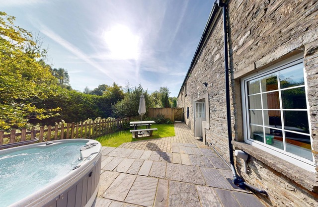 19th century stable with four poster, river views and free WiFi