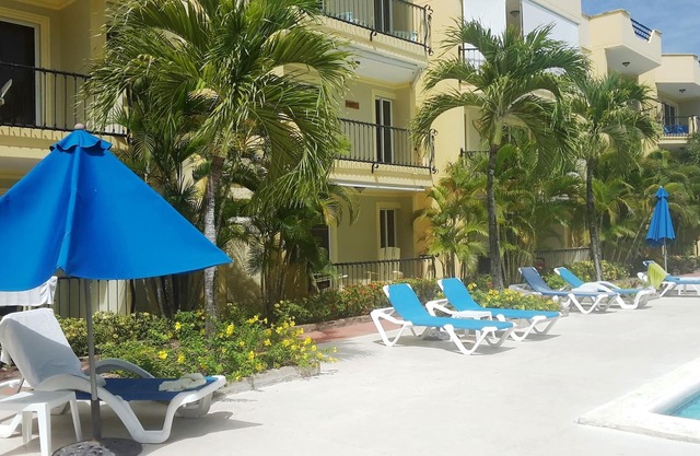 1BD guest-friendly condo near everything, with pool, wifi, cable TV