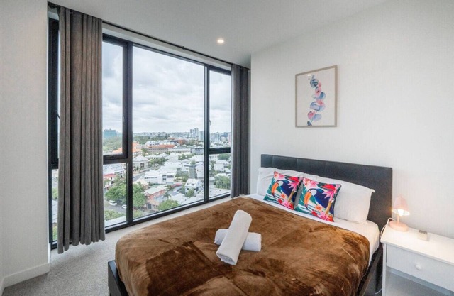 1BR Amazing City Views + Pool/Gym