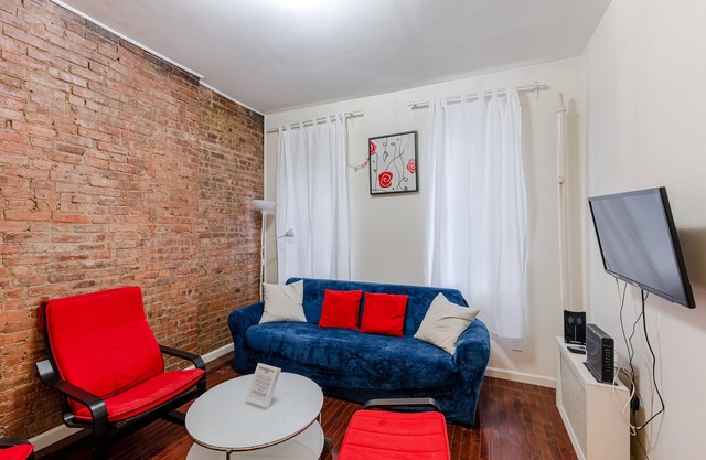 1BR Apartment Off Park 4C