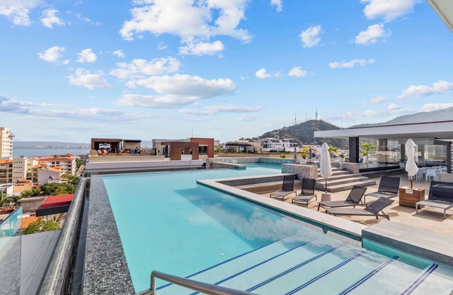 1BR w/Balcony + Bar + Gym | Stylish Loft 268