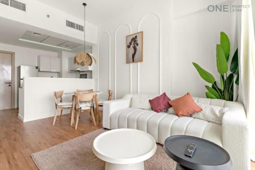1BR with Balcony Near Metro Station