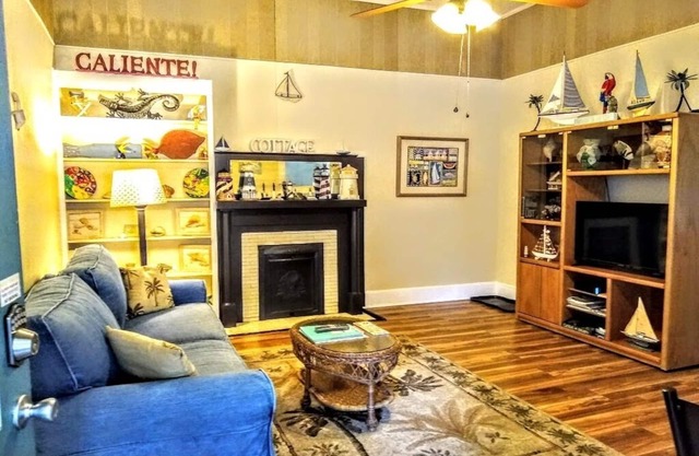 1brCoastalColonialApt between Jekyll & St Simons Islands beaches& near Downtown!