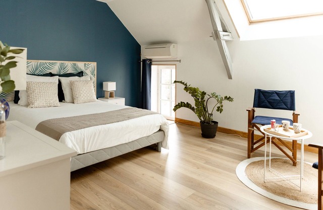 1st floor bedroom - garden view