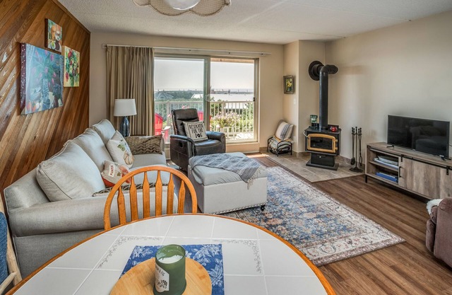 1st Floor 1 Bedroom Cute and Cozy and Pet Friendly - Walk to beach and golf! No Cleaning Fees.