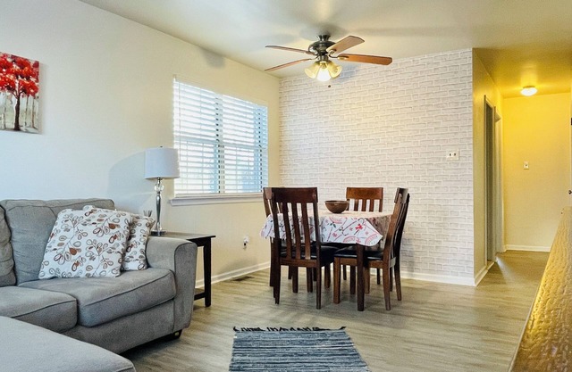 1st Floor 2BR in Primos Near Airport & Sports AC + WiFi Comfort