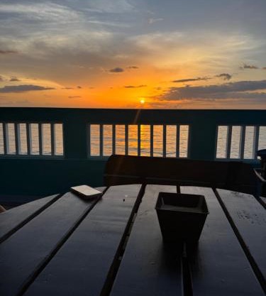 1st Floor Beachfront Sleeps 6 Walkable Snorkeling