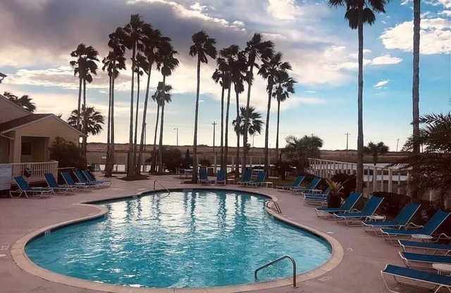 1st Floor-Family friendly-fully equipped condo walking distance to the beach.
