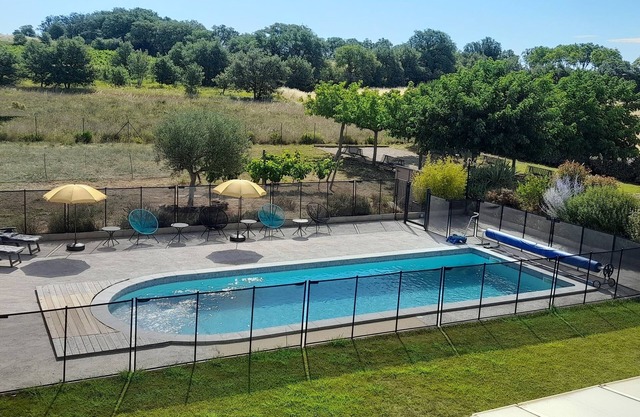 2 apartments in a guest house with swimming pool