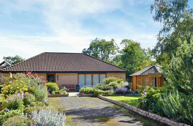 2 bedroom accommodation in Kirknewton near East Calder