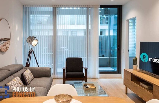 2 Bdrm/2 Bthrm Apt With Parking Near Beach & Shops