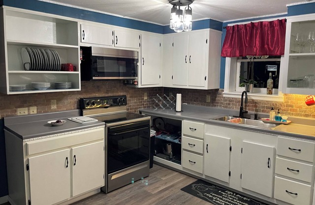 2 bdrm, sleeps 7 apartment. Pet friendly. Pool onsite. Outdoor grill. Hazard, KY