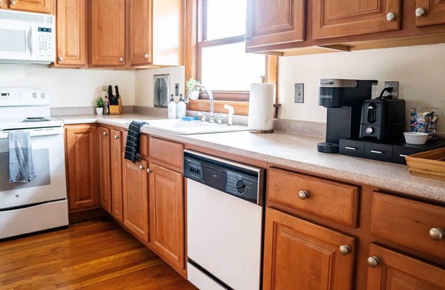 -2 BDRM - Sleeps 7 - Walk to Downtown Nashua-