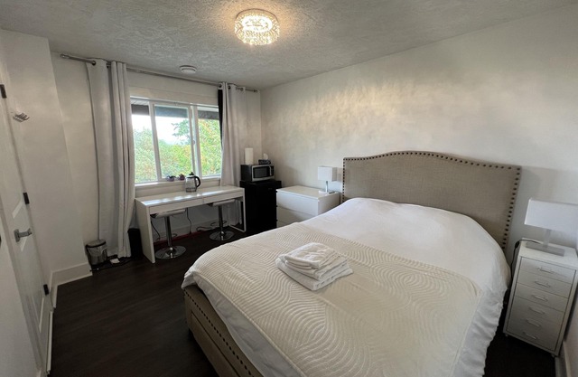 2 bdrm with private bathroom/10min drive to Departure Bay and Duke Point ferries