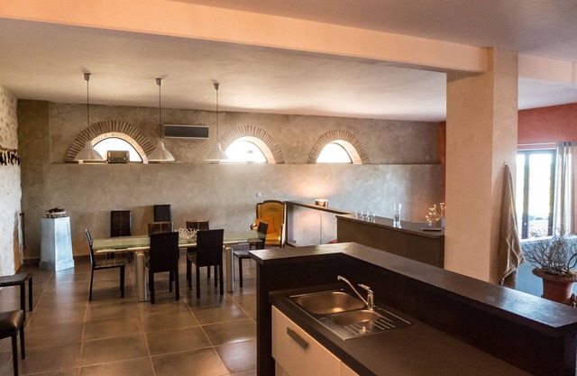 2 beautiful farmhouse upto 16 people private pool, views and air conditionning