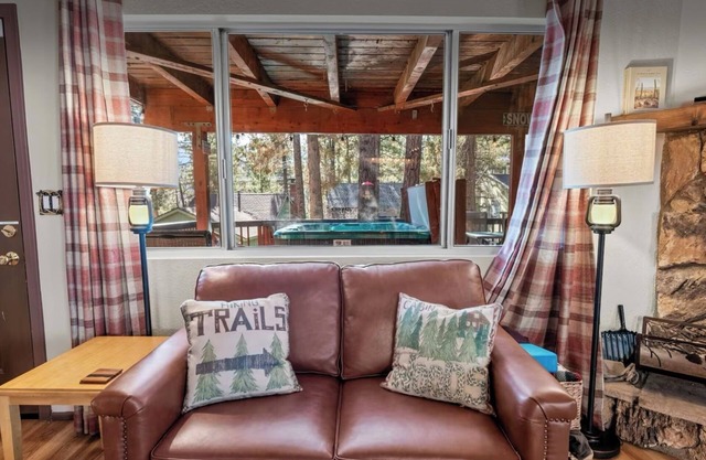 2 Bed 1.5 Bath Cabin. Spa, Fireplace, Dogs Welcome