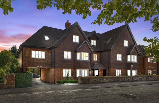 2 Bed 2 Bath Apt Close to Reigate Station - 2230