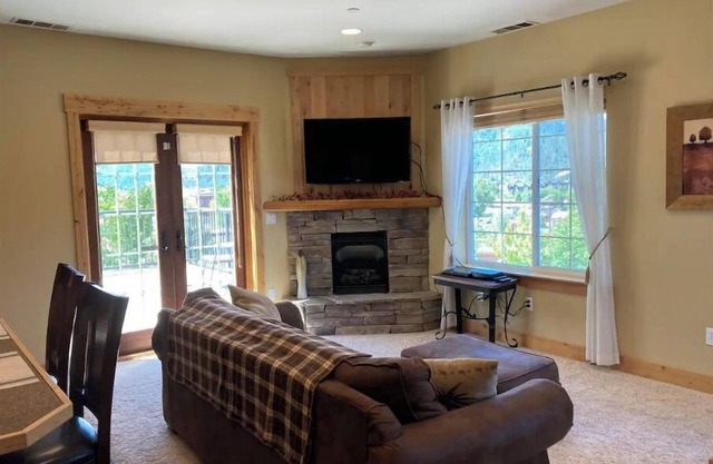 2 bed/2 bath condo w/views near Silver Mountain