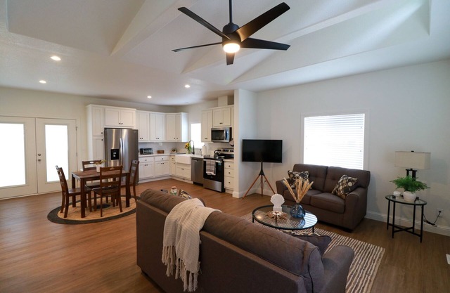 2 Bed 2 Bath Gated House With Outdoor Space