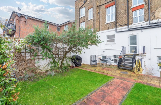 2-Bed Apartment Steps from Muswell Hill