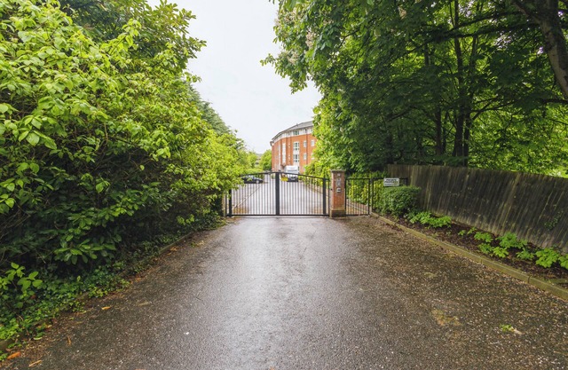 2 Bed Apartment - Sleeps 5 - Wifi - Parking - Pets