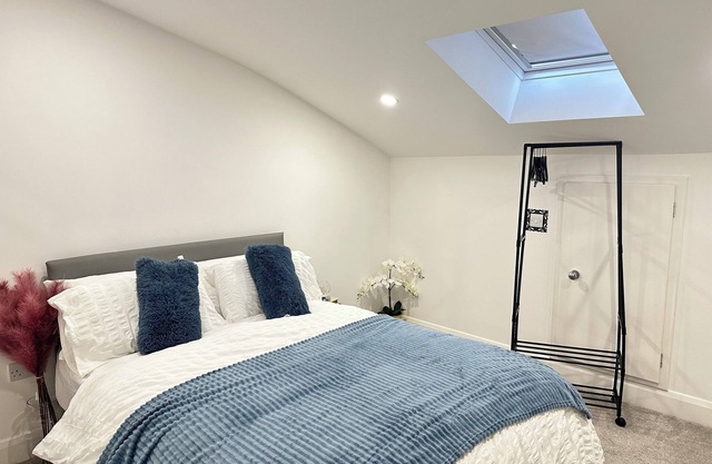 2 Bed Apartment - Sleeps 4 - Wifi - Parking