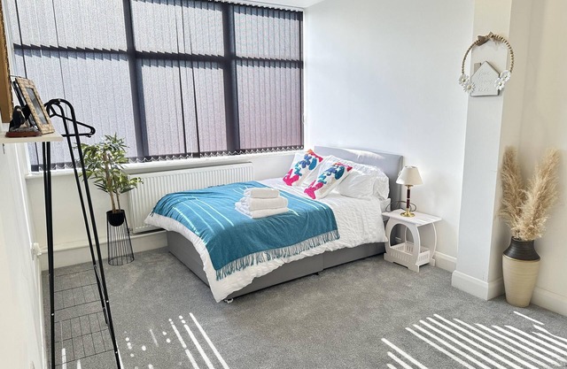 2 Bed Apartment - Sleeps 4 - Wifi - Parking