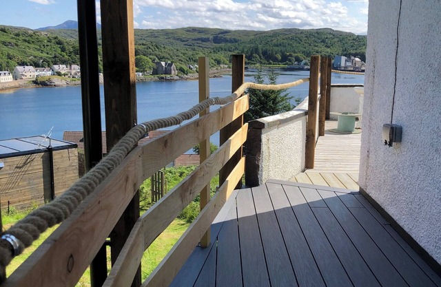2 bed Apartment, Waterfront Views, 5 Mins From Shops & Restaurants