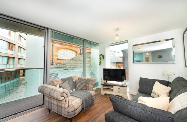 2 bed city centre flat with free parking and balcony