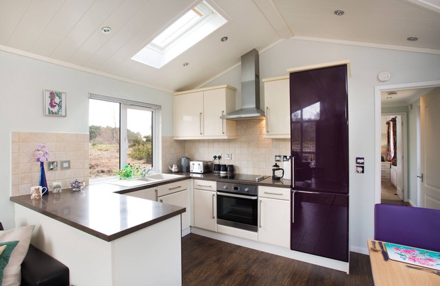 2-Bed Cottage with Hot Tub at Loch Achilty, NC500