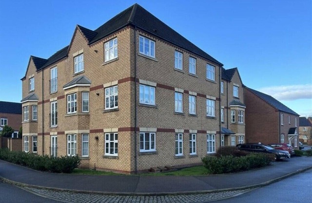 2-bed ground-floor flat in Loughbrough, UK. Free parking, WiFi, Smart TV