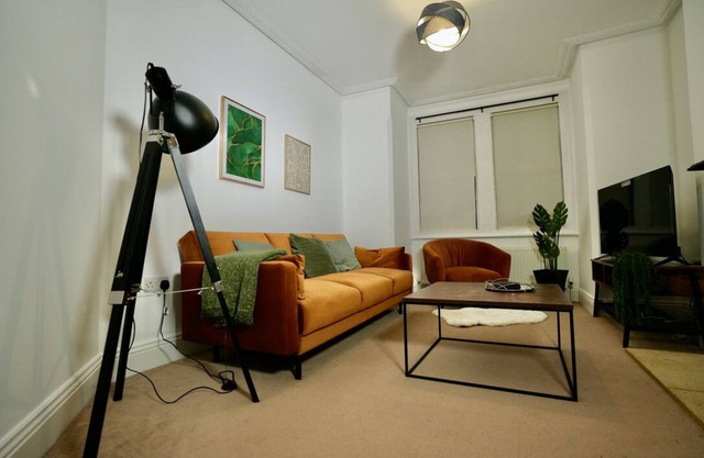 2-bed house, Short break, Relocators, Contractors