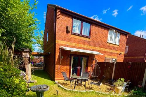 2-Bed House Sleeps 4 Garden 10 mins to Anfield