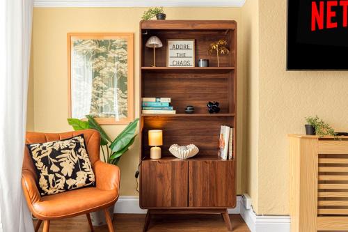 2 Bed House with Home Office Garden and Free Parking