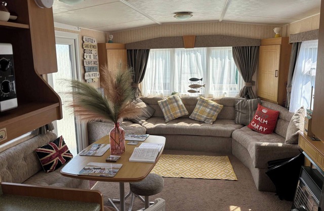 2-Bed Ingoldmells Caravan - Pet Friendly & Decking