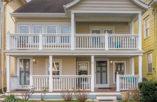 2-bed Luxury Ground Floor Unit in charming Ocean Grove - steps from beach!
