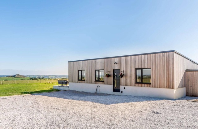 2-Bed Modern Bungalow - Outstanding Country Views