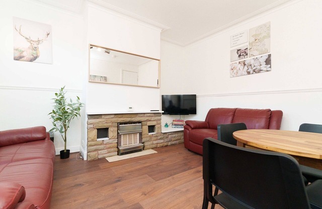 2 Bed Sleeps 6 in Leeds with Smart TV's