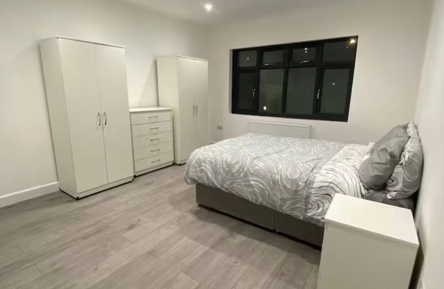 2 bed Sunny London Apartment - Sleeps 4 & Parking