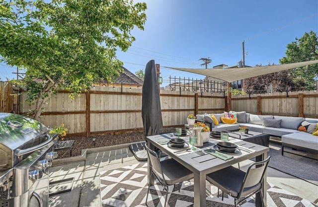 2 Bed Sunny Retreat, Home Office, Backyard 30 Day