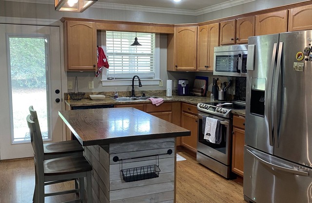 2 bed1.5 bath townhome convenient to all the Tri Cities has to offer! 2 story