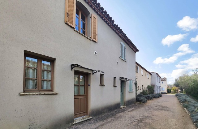 2 bedroom lovely home in Saint Laurent de la Ca